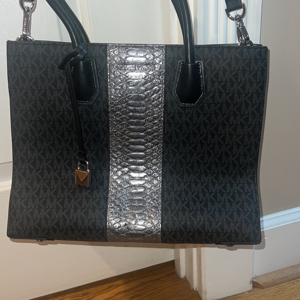 Micheal Kors purse - Picture 2 of 4